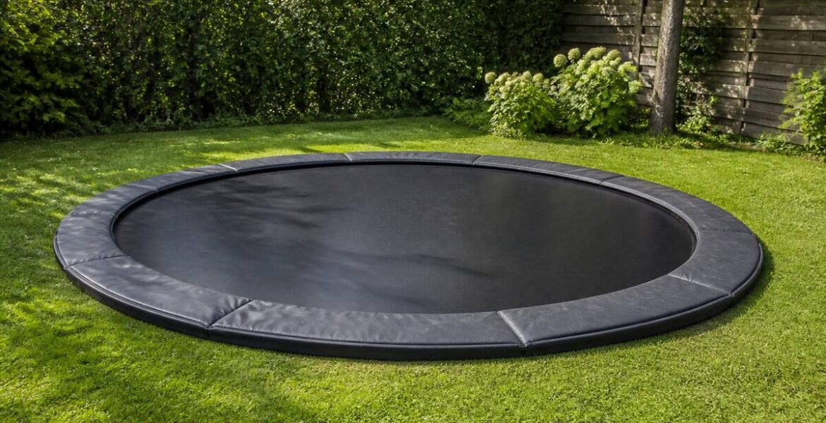Trampoline in een achtertuin met voldoende vrije ruimte rondom, passend bij maatadvies