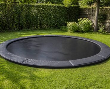 Trampoline in een achtertuin met voldoende vrije ruimte rondom, passend bij maatadvies
